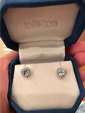 Aquamarine heart stud earring in white gold.